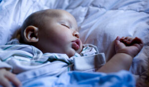 Bir Bebeğin Gece Boyunca Uyumasını Nasıl Sağlarsınız?